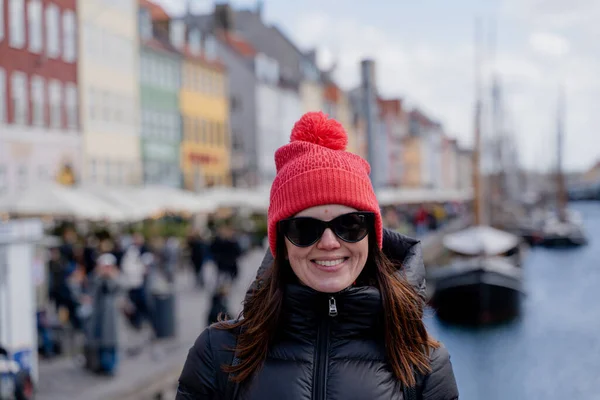 Gesto Mão Mulher Acenando Cidade Copenhague Dinamarca — Fotografia de Stock
