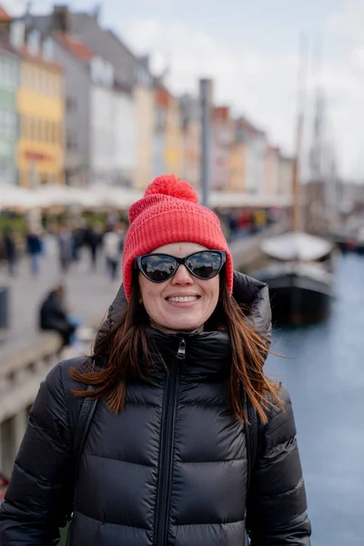 Handgeste Frau Winkt Der Stadt Kopenhagen Dänemark — Stockfoto
