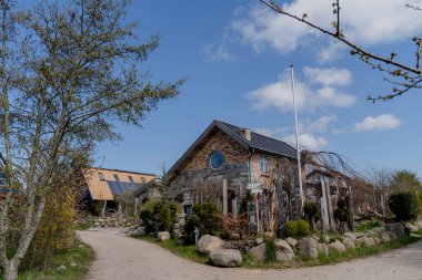 Köydeki kır evi. Danimarka.