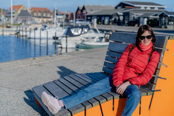 旅行だ 堤防の近くのベンチに座っている女性 — ストック写真