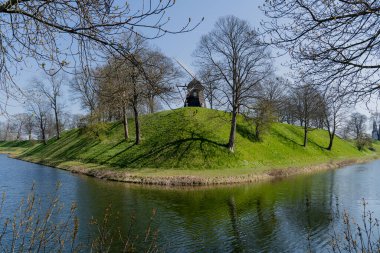 Yel değirmeni. Antika ahşap yel değirmeni. Danimarka. Kopenhag.