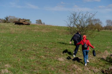 Mülteci. Bir adam ve bir kadın savaştan kaçıyorlar. Düzenlenmiş çerçeve.