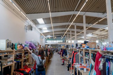 İkinci el. Bir kadın büyük bir mağazadan geçiyor..