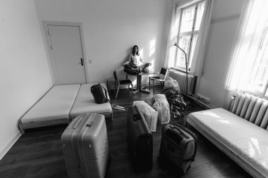 Hareket ediyor. Bir daireden diğerine taşınmak.