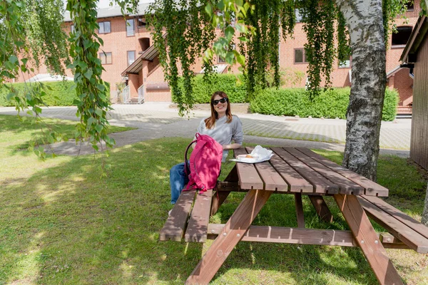 여자가 공원의 벤치에 있습니다 덴마크 코펜하겐 — 스톡 사진