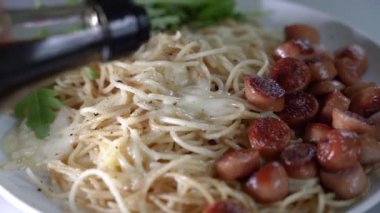 Cooking. Spaghetti with tuna and tomatoes.