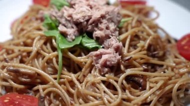 Cooking. Spaghetti with tuna and tomatoes.