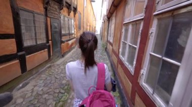 Turist. Bir turist antik kentte seyahat eder. Danimarka.