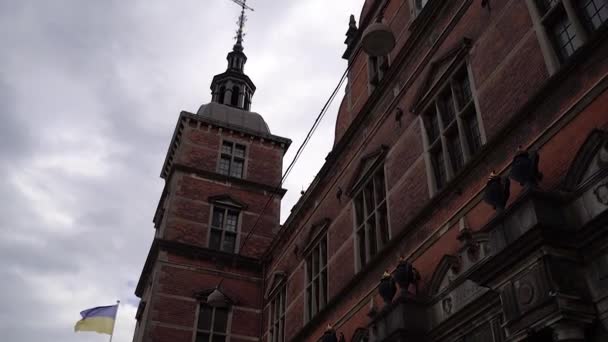 ウクライナの国旗 建物の上にウクライナの旗 デンマーク コペンハーゲン — ストック動画