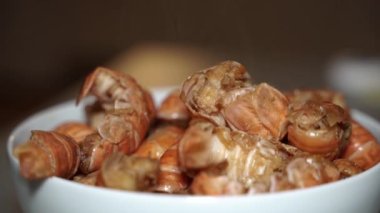 Yemek pişirmek. Arjantin karidesi pişiriyorum. Yakın plan..