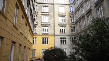 Konut binası. Bir iskan binasının avlusu. Danimarka. Kopenhag.