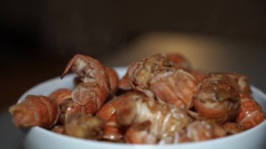 Yemek pişirmek. Arjantin karidesi pişiriyorum. Yakın plan..