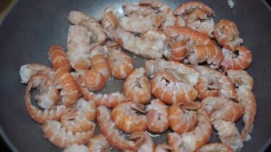 Yemek pişirmek. Arjantin karidesi pişiriyorum. Yakın plan..