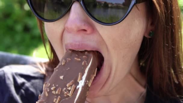 Παγωτό Γυναίκα Τρώει Παγωτό Κοντινό Πλάνο — Αρχείο Βίντεο
