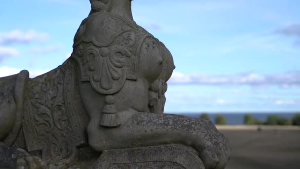 Posąg Posąg Kobiety Postaci Mistycznego Zwierzęcia — Wideo stockowe