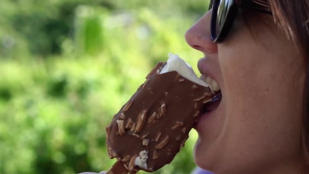 Îngheţată Femeia Mănâncă Îngheţată Close — Videoclip de stoc