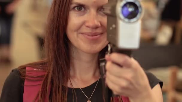 Kamera Wsteczna Kobieta Robi Zdjęcia Przed Kamerą — Wideo stockowe
