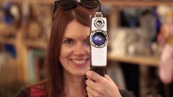 复古相机 女人用复古相机拍照 — 图库视频影像