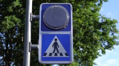 Yol tabelası. Yol tabelası yaya geçidini gösteriyor..