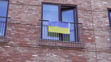 Ukrayna bayrağı. Ukrayna bayrağı bir iskan binasının balkonunda asılı..
