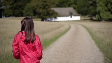 Yolculuk. Bir turist ülke çapında seyahat eder. Danimarka.