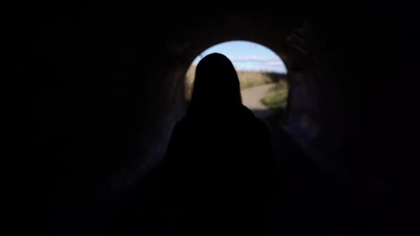 Tunnel Una Donna Cammina Attraverso Tunnel Buio — Video Stock
