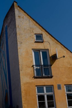 Konut binası. Bir iskan binasının avlusu. Danimarka. C