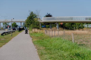 Araba arızalı. Tekerlekli sandalyede.