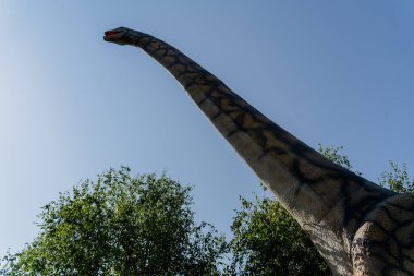 Dinozorlar. Hayvanat bahçesindeki dev dinozor..