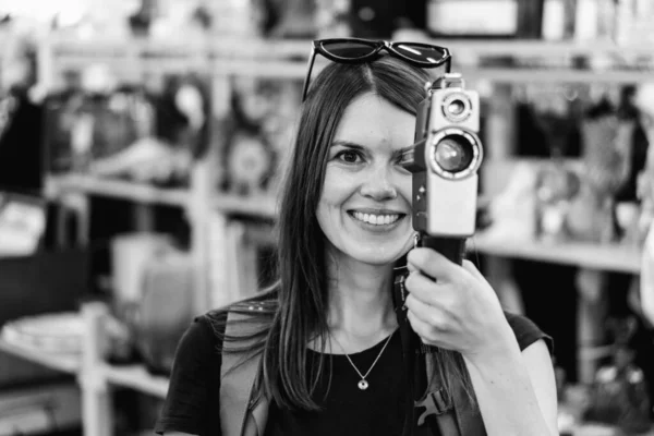 Retro Kamera Eine Frau Fotografiert Mit Einer Retro Kamera — Stockfoto