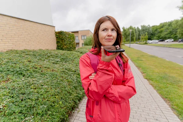 Mobiltelefon Eine Frau Telefoniert Mit Einem Handy — Stockfoto
