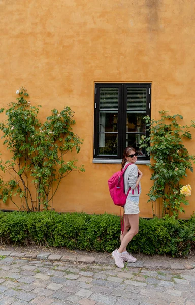 Турист Турист Путешествует Древнему Городу Дания — стоковое фото