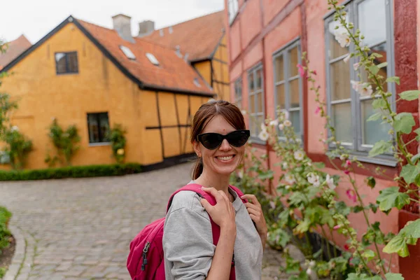Turista Turista Viaja Pela Cidade Antiga Dinamarca — Fotografia de Stock