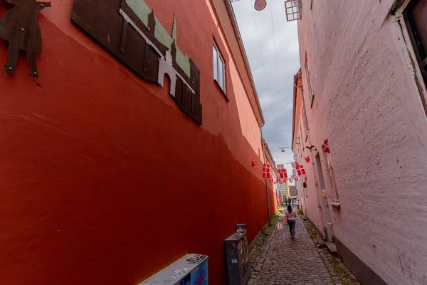 Tourist Ein Tourist Reist Durch Die Antike Stadt Dänemark — Stockfoto