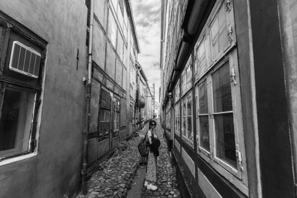 Turista Egy Turista Átutazik Ősi Városon Dánia — Stock Fotó