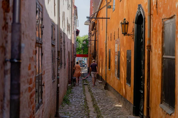 Tourist Ein Tourist Reist Durch Die Antike Stadt Dänemark — Stockfoto