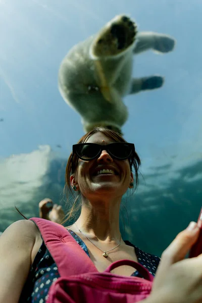 Polar Bear Woman Looks Polar Bear Zoo — Foto Stock