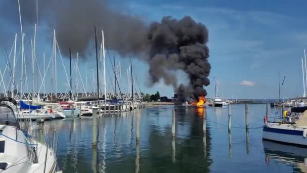 Ateşle Tekne Istasyonda Yanıyor — Stok video