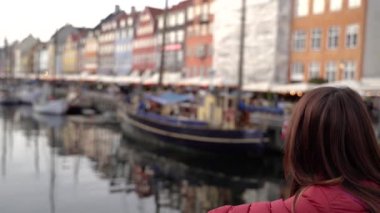Turizm. Kopenhag şehrinde bir kadın yürüyor. Danimarka.