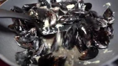 Midyeler. Kremalı sosta midye pişirmek..