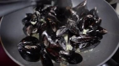 Midyeler. Kremalı sosta midye pişirmek..