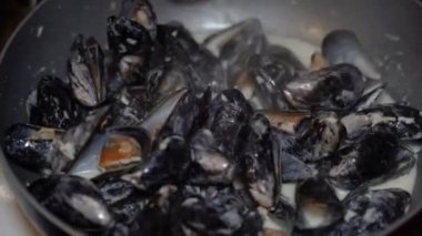 Midyeler. Kremalı sosta midye pişirmek..