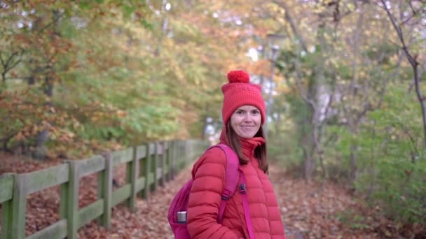 Herbst Eine Frau Spaziert Herbstlichen Park — Stockvideo