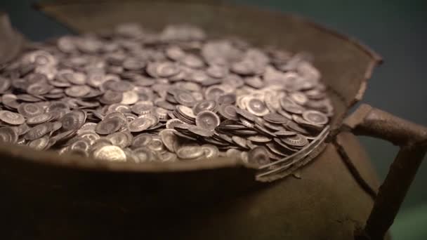 동전이요 오래된 동전은 주전자에 있습니다 — 비디오
