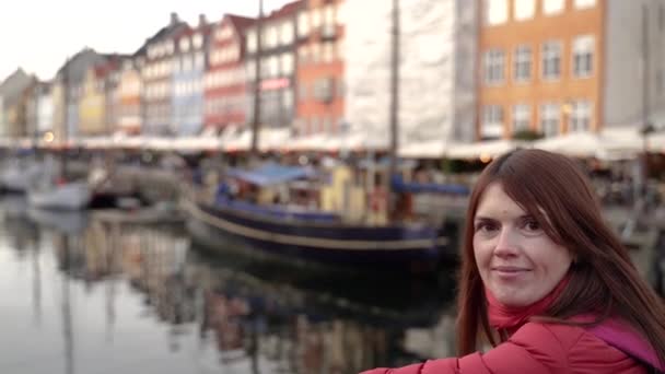 Tourisme Une Femme Promène Dans Ville Copenhague Danemark — Video