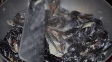Midyeler. Kremalı sosta midye pişirmek..