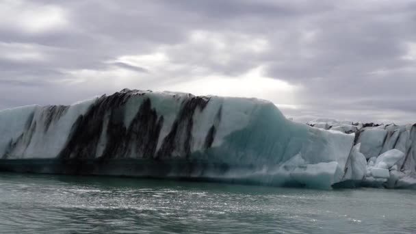 Islandia Sebuah Gletser Mencair Mengapung Laut — Stok Video