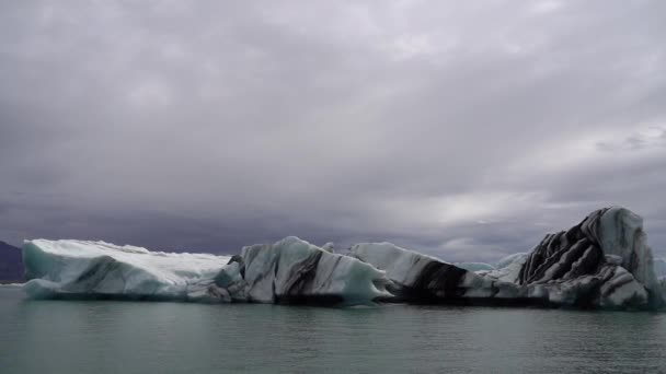 Ισλανδία Ένας Παγετώνας Που Λιώνει Επιπλέει Στον Ωκεανό — Αρχείο Βίντεο