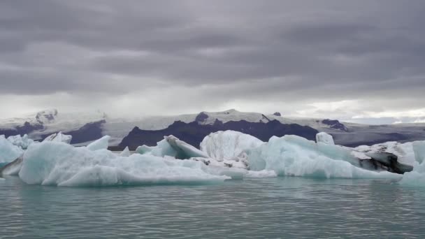 Ισλανδία Ένας Παγετώνας Που Λιώνει Επιπλέει Στον Ωκεανό — Αρχείο Βίντεο