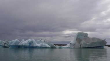İzlanda. Eriyen bir buzul okyanusta yüzer..